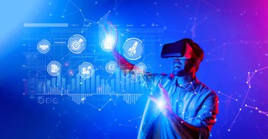 Bir adam sanal gerçeklik teknolojisini iş büyümesi için veri analizlerini ve stratejileri araştırmak, pazar olanaklarını görselleştirmek ve dijital araçlarla ilgilenmek için kullanır. XDMCP