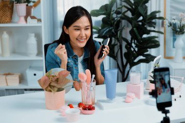 Kozmetik makyaj ve cilt bakımı koleksiyonunu inceleyen genç, güzel Asyalı müşteriler sosyal medyada konuşuyor. Güzellik ürünlerini sunuyorlar. Bulanık telefon kaydı yapıyorlar. Taktik.