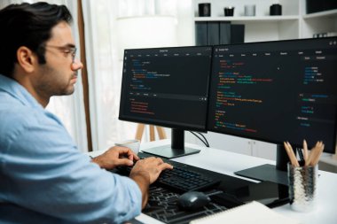 Akıllı IT geliştiricisi yazılım geliştirme kodlaması ile modern ofisteki iki bilgisayar kodlu bilgisayar sistemi üzerinde uygulama programı güncelleme çevrimiçi web sitesi yaratıyor. Tahmin et..