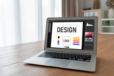 Web sayfasının modern tasarımı ve bilgisayar ekranında gösterilen ticari reklamlar için grafiksel tasarımcı yazılımı