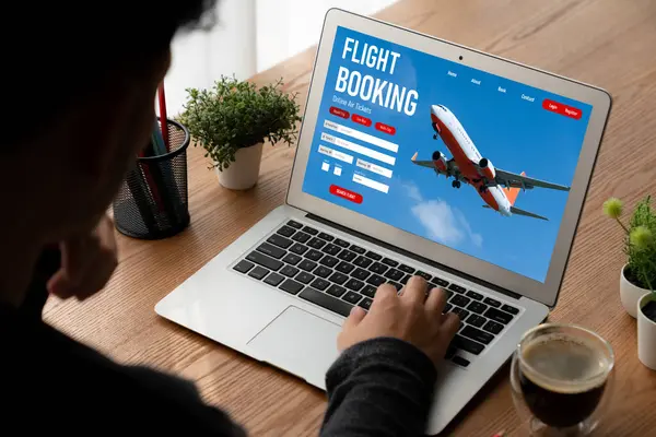 Online uçuş rezervasyon sitesi mod rezervasyon sistemi sağlar. Seyahat teknolojisi kavramı .