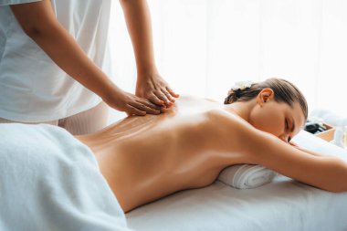 Kafkasyalı kadın müşteri stres önleyici spa masajının keyfini çıkarıyor ve lüks otel ya da oteldeki gündüz açık ortam güzellik salonunda güzellik teniyle eğleniyor. Sessiz.