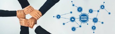 Bu resim, çeşitli ellerin bir araya geldiği, dijital bir ortamda takım çalışmasını ve yenilikçi çözümleri sembolize eden, bağlantı ve desteği vurgulayan işbirlikçi bir çabayı gösteriyor. Dostluk