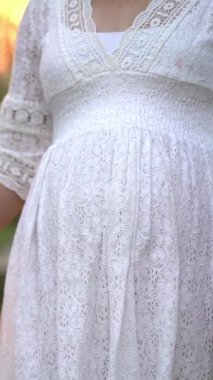 Hamile bir kadın, çocuğuna bakarken bahçe evinde mutlu bir hayat yaşıyor. Hamile karnında bebek taşıyan hamile bir anne. Doğum öncesi bakım ve kadın hamileliği konsepti.