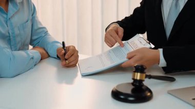 Müvekkil hukuki danışmanlık ve avukatlık danışmanlığı konusunda hukuk firmasına güveniyor, karmaşık yasal sözleşme belgelerini güvenilir bir hukuk danışmanlık hizmeti olarak analiz ediyor. Ağır çekim. Katı.