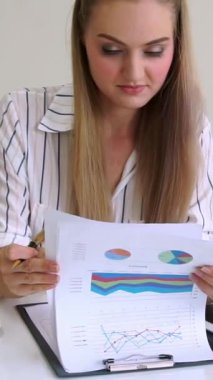 Modern ofiste çalışan sarışın bir iş kadını. İş konsepti.