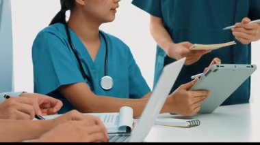 Hastane masasında birlikte çalışan ve tıbbi tedavi ya da sağlık hizmeti planlayan profesyonel bir grup. Takım çalışması başarılı hastalıklara ve hastalıklara yol açar. Ağır çekim. Katı.