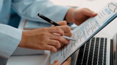 Hastane masasında birlikte çalışan ve tıbbi tedavi ya da sağlık hizmeti planlayan profesyonel bir grup. Takım çalışması başarılı hastalıklara ve hastalıklara yol açar. Ağır çekim. Katı.