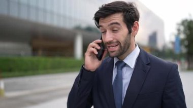 Kafkasyalı yetenekli bir proje yöneticisi. Bulanık geçmişiyle şehirde yürürken telefonla konuşuyor. Akıllı telefon kullanan yetenekli bir işadamı bulanık geçmişi olan bir proje yöneticisiyle konuşuyor. Sevinçli..