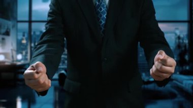 İş adamı B2B peyzajında geziniyor, iş-iş bağlantılarını geliştirmek için kullanım teknolojisi kullanıyor. B2B etkileşimini yeniden şekillendiren keşifler, iş-iş stratejilerinde yenilikleri yönlendiren araçlar. Kullanıcı Kimliği