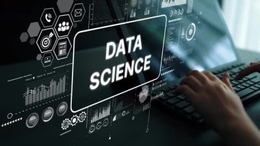 Eller Klavyede Teknoloji Konsepti için Veri Bilimi Grafikleri ve Analitik Kontrol Paneli ile Yazıyor. Asemptotik akıllı veri analitiği.