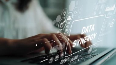 Eller Klavyede, Dijital İletişim ve Teknoloji Entegrasyonunu İllüstrasyon Etkinleştiren Veri Sinerjisi Konsepti ile Klavye Yazıyor. Asemptotik akıllı veri analitiği.