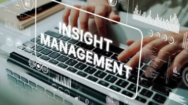 Modern Laptop 'taki Grafik ve İstatistiklerle İş Teknolojisi Bilgi Yönetimi Veri Analizi. Asemptotik akıllı veri analitiği.