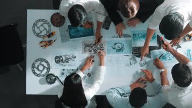 Türbin motor tasarımını gösteren ve hakkında konuşan yetenekli mühendisin en alt görüşü. Yetenekli tasarımcı veya teknisyen grubunun hava görüşü elektronik jeneratör inşaatını açıklıyor. Hizalama.