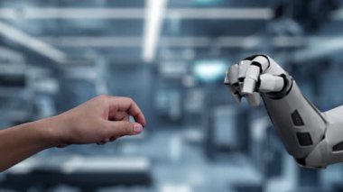 Robot ve insan elini uzatıyorlar ve kalp hologramıyla hareket ediyorlar. Bulanık laboratuvar geçmişini işaret ederken robot el ve insanın birlikte çalışmalarına yakın çekim. Sağlıklı..