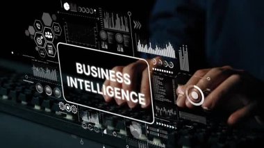 Eller klavyeye dijital arayüzle yazarak veri analizi ve iş zekası kavrayışlarını gösteriyor. Asemptotik akıllı veri analitiği.