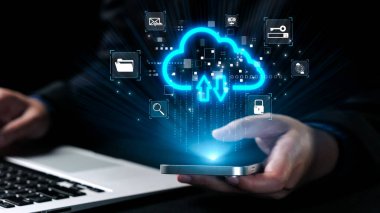 Bulut hesaplama teknolojisinin görsel bir temsili, modern iletişimde veri transferi ve güvenliği vurgulamak için dijital elementlere sahip bir akıllı telefon ve dizüstü bilgisayar sergileniyor. Dörtgen