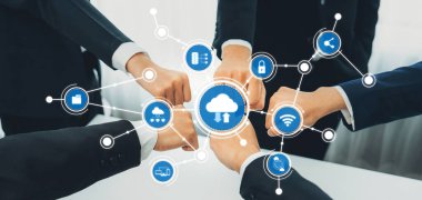 Bir grup iş adamı bulut teknolojisi kullanarak, modern bir şirket ortamında takım çalışmasını ve yenilikleri sembolize ederek iş birliği yapıyor. Dostluk