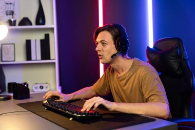 Kazanmak için çevrimiçi oyun oynayan akıllı flama makinesinin sunucu kanalı, neon ışıklı odada seçilen takım yarışması için izleyicilerle birlikte canlı yayında canlı yayında kulaklık takıyor. Bireysel.