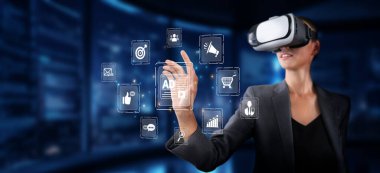 Bir iş kadını sanal gerçeklik kulaklığını online reklam stratejilerini keşfetmek ve modern bir şirket ortamında verileri analiz etmek, yenilik ve teknoloji sergilemek için kullanır. XDMCP