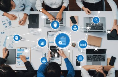 Üst düzey analist ekibi toplantı odasındaki mali verileri analiz etmek için BI Fintech 'i kullanıyor. İş anlayışı ve stratejik pazarlama planlaması için kağıt üzerinde analitik BI gösterge paneli. İhtiyatlı Dostluk