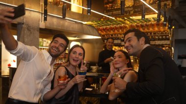 Arkadaş çevresi ya da barın önünde dikilen bir çift Paloma, Margarita, Old Fashioned ve Martini 'de kokteyl eşliğinde selfie çekerken gece kulübünde barmenlik yapıyor. Vinosity.