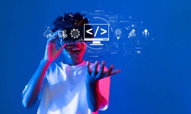 Genç bir geliştirici çarpıcı bir mavi arkaplan karşısında canlı bir dijital kod arayüzü ile etkileşime girer, programlama kavramları ve teknolojileri sergiler. XDMCP