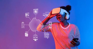 Genç bir kadın aktif olarak sanal gerçeklik deneyimine katılıyor, mobil bir cihaz kullanarak bir bulut hesaplama arayüzü sergiliyor, programlamada çevrimiçi çözümleri vurguluyor. XDMCP