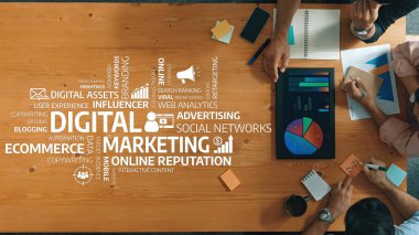 Dinamik bir ekip dijital pazarlama stratejisi, çizelgeler ve analizlerden yararlanmak, markalaşma ve çevrimiçi varlık artırımı için yaratıcı çözümler geliştirmek için işbirliği yapıyor. Dostluk