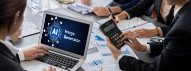 İş zekası ve veri analizi kavramı. Analizci ekibi laptop ekranında finansal veri analizi üzerinde çalışıyor. Etkili iş stratejik planlama için pazarlama göstergesi olarak. İçgörü