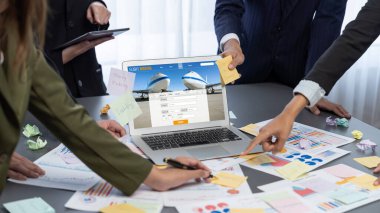 Analizci ekibi yaratıcı ve analitik beyin fırtınası fikri için bilgisayar ekranında BI veri paneli olan yapışkan bir not kullanıyor. Pazarlama stratejisi için finansal veri görselleştirme teknolojisini analiz et. Dahi.