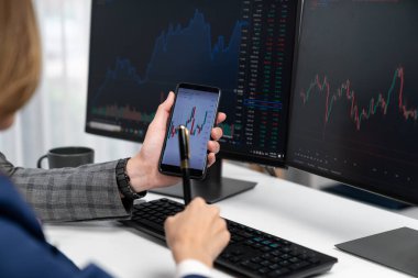 İşadamı olarak kalemle işaretlenmiş, kadın yatırımcının internet sitesi program uygulamasının akıllı telefonuyla kontrol ediliyor. İç işlerindeki dinamik borsa ile kontrol ediliyor. İnfobahn.