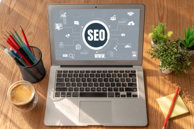 Model e-ticaret için SEO arama motoru optimizasyonu ve bilgisayar ekranında gösterilen çevrimiçi perakende işi