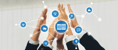 Ellerin bir araya gelmesi reklamcılıktaki işbirliğini, profesyonel bir ortamda başarılı pazarlama kampanyaları için yenilikçi stratejiler sergilemeyi simgeliyor. Dostluk