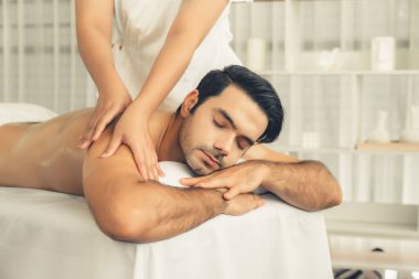 Kafkas erkek müşteri stres önleyici spa masajının keyfini çıkarıyor ve lüks otel veya oteldeki gündüz açık hava ortamında güzellik derisi eğlencesi ile şımartıyor. Sessiz.