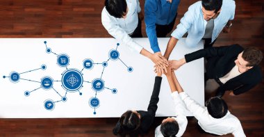 Çeşitli profesyonellerden oluşan bir grup, iş kanalları etrafında dijital strateji planlaması ve başarı için ikonografi üzerinde yoğunlaşarak takım çalışması ve işbirliği yapıyor. Dostluk