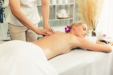 Kafkasyalı kadın müşteri stres önleyici spa masajının keyfini çıkarıyor ve lüks otel ya da oteldeki gündüz açık ortam güzellik salonunda güzellik teniyle eğleniyor. Sessiz.