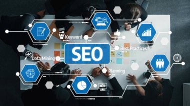 Modern bir çalışma alanı etrafında veri ve en iyi uygulamaların analiz edildiği, SEO strateji oturumuna katılan profesyonellerin dinamik bir sahnesi. Dostluk