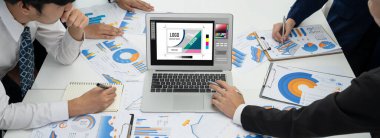 Web sayfasının modern tasarımı ve bilgisayar ekranında gösterilen ticari canlı reklamlar için grafiksel tasarımcı yazılımı