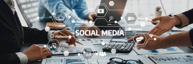 Gelişmiş Çevrimiçi Müdahale ve Platform Optimizasyonu İçin Veri ve Grafiklerle Sosyal Medya Stratejileri Üzerinde İşbirliği Yapan Profesyonellerin Elleri. Dostluk