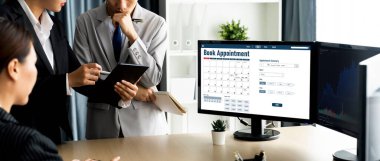 İnternet sitesinde canlı eleştiriler için çevrimiçi aplikasyon rezervasyon takvimi