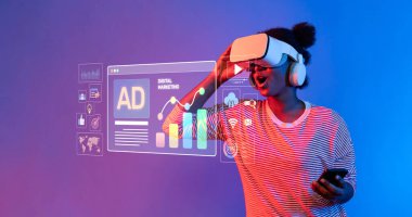 VR kulaklık takan genç bir kadın, modern reklam stratejileri ve sosyal medya eğilimlerini gösteren yenilikçi teknoloji yoluyla dijital pazarlamaya girişiyor. XDMCP