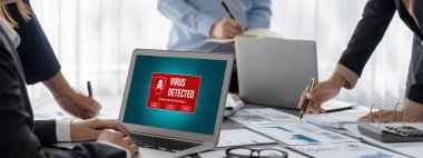 İş zekası ve veri analizi kavramı. Analizci ekibi laptop ekranında finansal veri analizi üzerinde çalışıyor. Etkili iş stratejik planlama için pazarlama göstergesi olarak. İçgörü