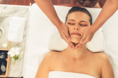 Panorama 'da kadınların stres önleyici kafa masajından ve lüks tatil beldesi veya otel spa salonundaki modern ışık ortamında yüz güzelliği eğlencelerini şımartmaktan hoşlandığı bir manzara var. Sessiz.