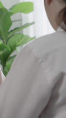 Ofis çalışma alanında birlikte çalışan iki genç hevesli iş kadını. Genç meslektaşlar tartışırken ve dizüstü bilgisayar kullanırken. Modern ofis çalışanları masada birlikte oturuyorlar..