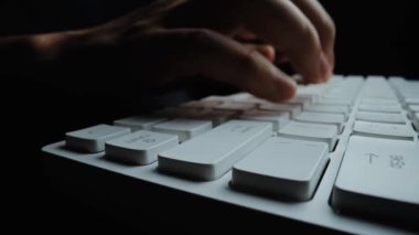 Bilgisayar klavyesinde parmaklarıyla daktilo eden hızlandırılmış yakın çekim adam. Makro yumuşak odaklı bebek çekimi. Bilgisayar programlama, mesajlaşma çevrimiçi mesajlaşma ve çevrimiçi pazarlama işi hiperhız kavramı. Topla