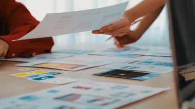 Mobil uygulama için kullanıcı arayüzü prototipini ofis çalışanlarına sunan harika bir şirket çalışanı. Kağıt üzerinde simge tasarımının UX UI tasarımı övgü fonksiyonu. Sinerjik