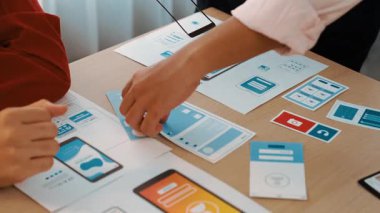 Mobil uygulama ya da web sitesi için kullanıcı arayüzü prototipi planlayan şirket çalışanlarının panorama videosu. UX UI tasarım beyin fırtınası kullanıcı dostu arayüz planı tasarlıyor. Sinerjik