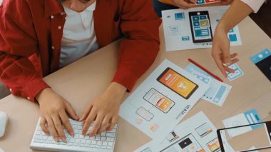 Mobil uygulama ya da web sitesi için kullanıcı arayüzü prototipi planlayan şirket çalışanlarının en iyi görünüm videosu. UX UI tasarımcı beyin fırtınası kullanıcı dostu arayüz planı. Sinerjik