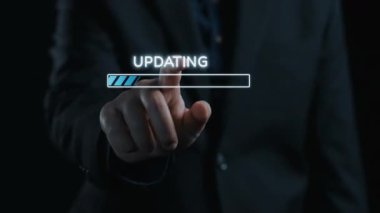 Bir ilerleme çubuğu ve çeşitli simgelerin yer aldığı, modern bir iş ortamında teknoloji ve dijital dönüşümü gösteren güncelleyici bir yazılım sürecini tasvir eden resim. Dörtgen